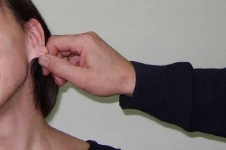 На базаре в Каскелене женщине вырвали из уха золотую серьгу