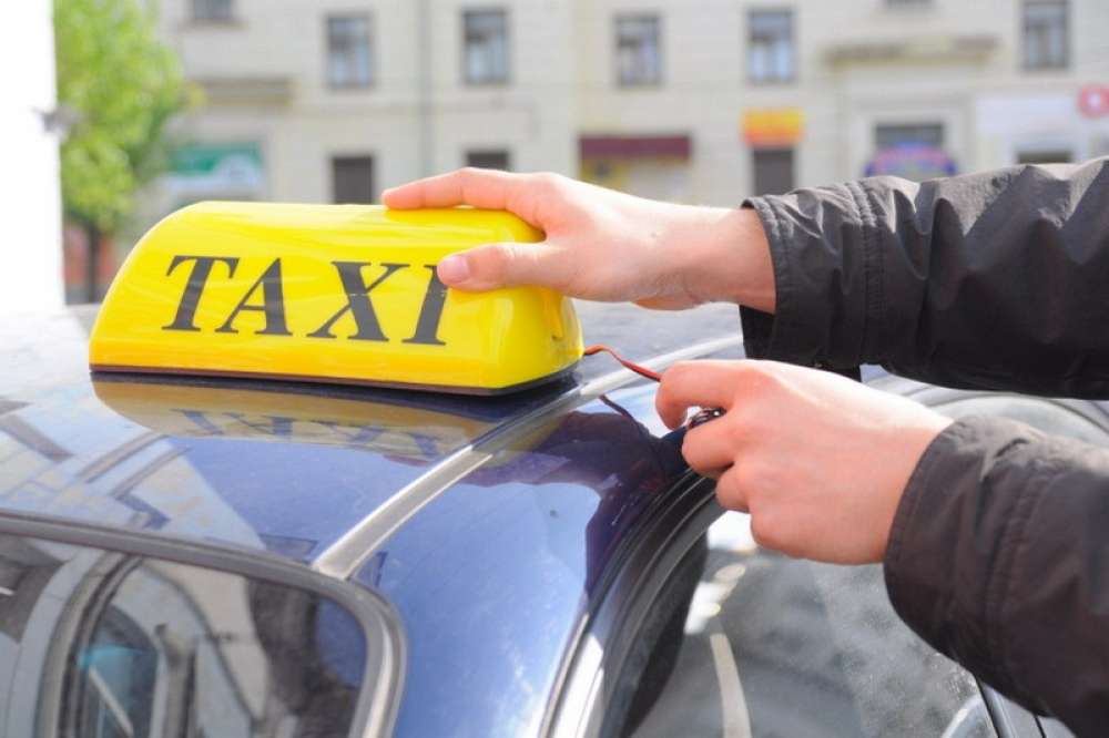 Казахстанским госслужащим разрешат таксовать