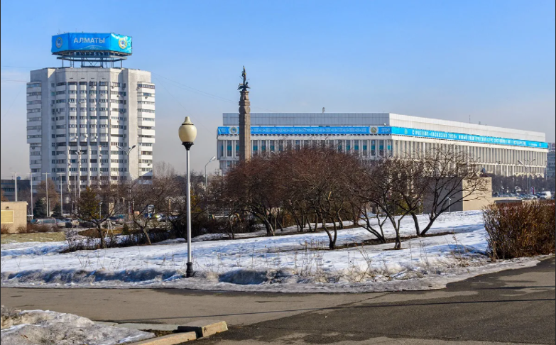 Центральную площадь перекрыли в Алматы