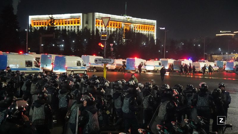 Митингующие штурмуют здание акимата в Алматы