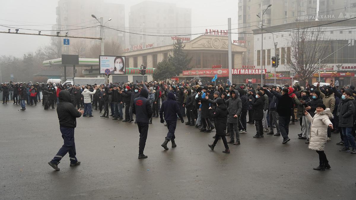 Более 500 человек избиты во время митингов в Алматы