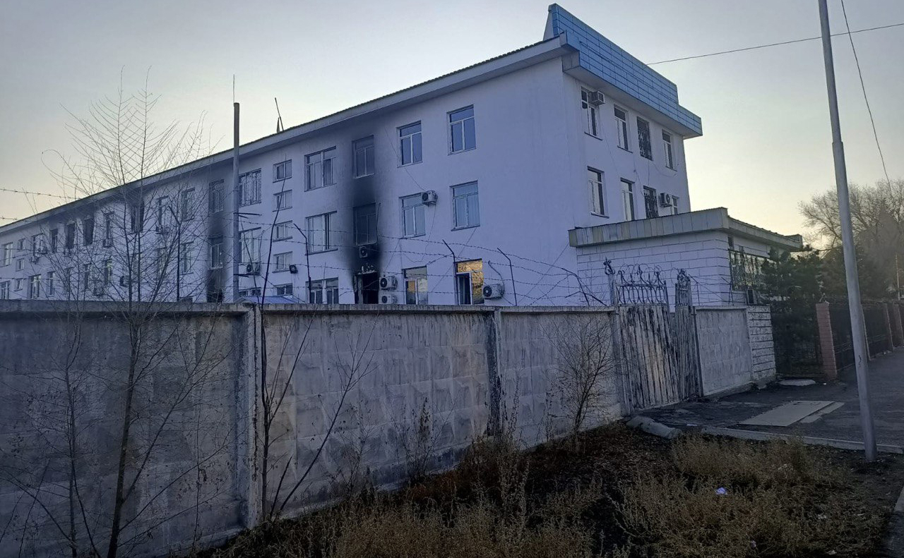 СИЗО атаковали в Талдыкоргане: погибший сотрудник должен был выйти на пенсию