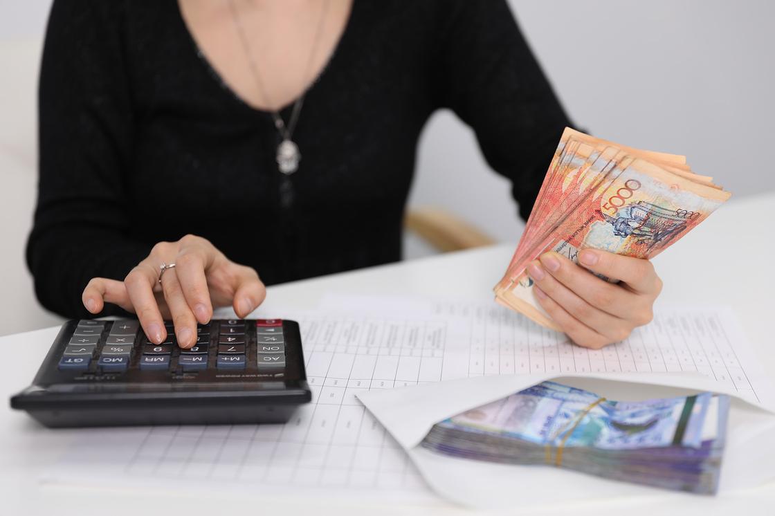 В Казахстане ввели запрет на штрафы и пени по кредитам во время ЧП