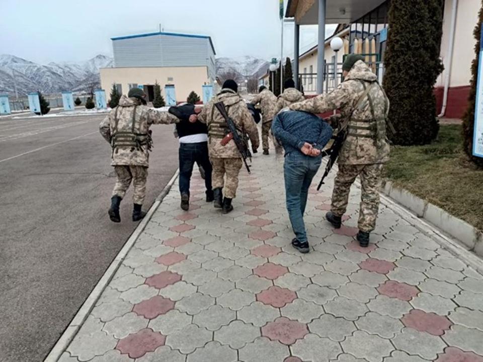 100 тысяч долларов, окровавленный нож и более 15 единиц огнестрельного оружия изъяли ПС КНБ по Алматинской области