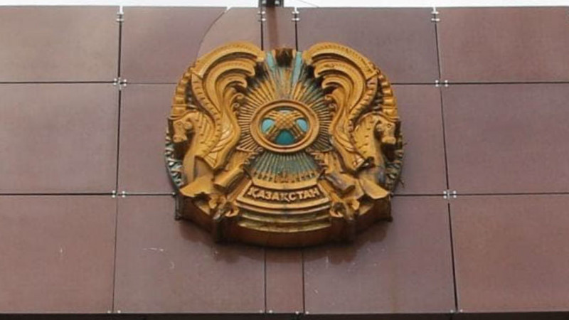 Старый герб заметили у здания прокуратуры в Илийском районе