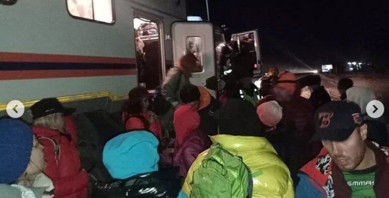 Более полусотни туристов из сломавшегося автобуса эвакуировали рядом с поселком Нура