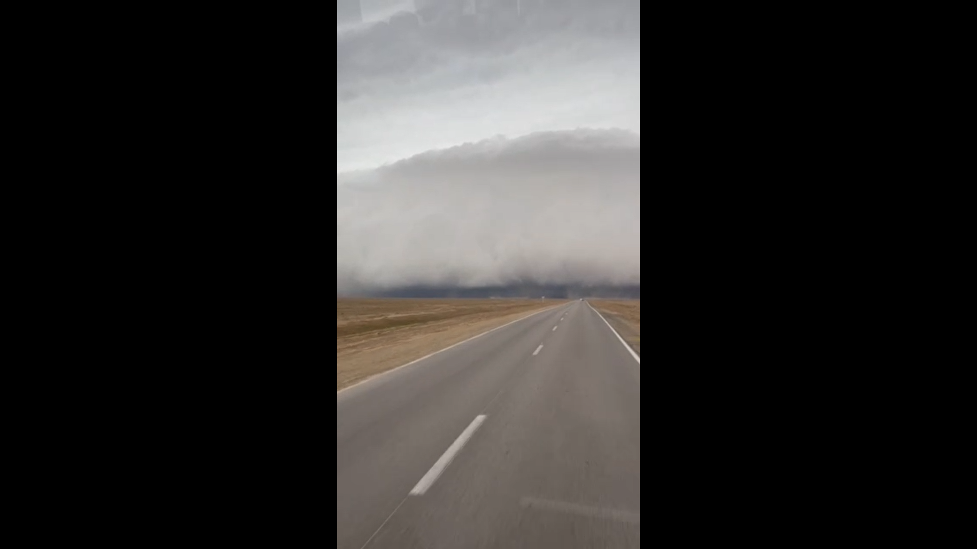 «Здесь вам не Дюна»: Эпичные кадры песчанной бури засняли в Алматинской области