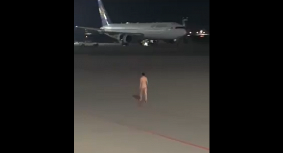 Голый мужчина бегал по летному полю в аэропорту Алматы