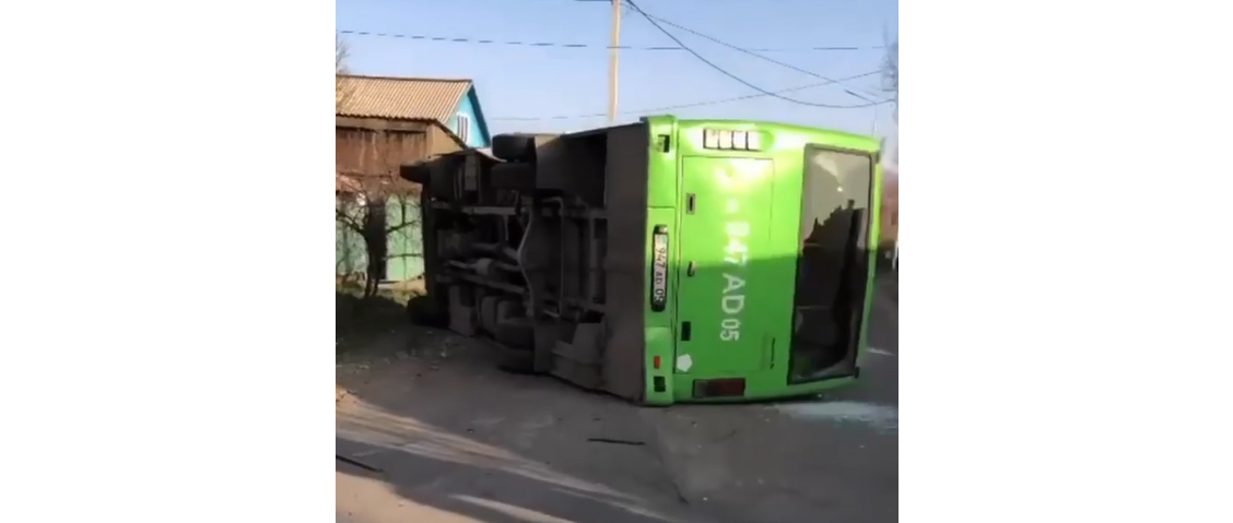 Автобус опрокинулся в пригороде Талдыкоргана: четверо госпитализированы