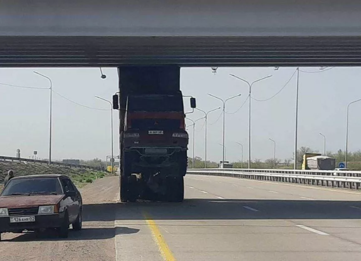 Грузовик с поднятым кузовом зацепил дорожный мост на Капшагайской трассе