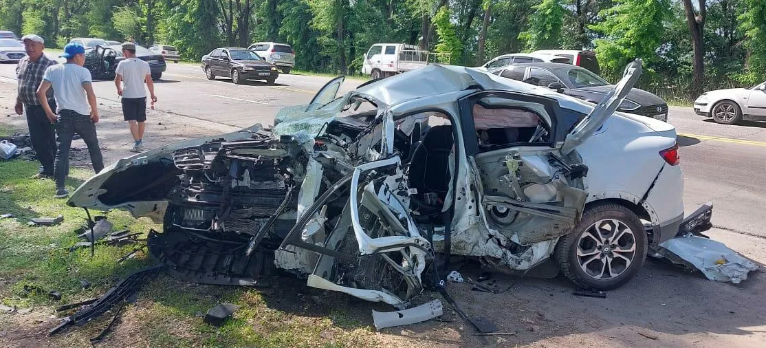 Лобовое столкновение на трассе в Алматинской области: погиб водитель