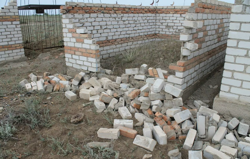 Психически нездоровый мужчина подозревается в осквернении могил в Алматинской области