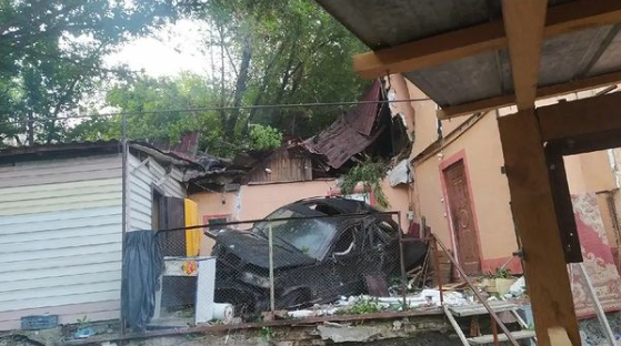 Авто вылетело с дороги и приземлилось на крышу дома в Боралдае