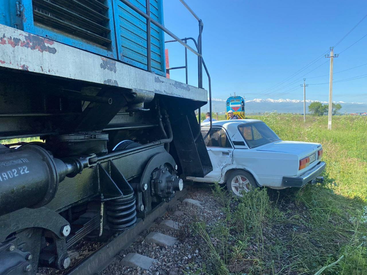 Водитель авто не уступил локомотиву на переезде в Бурундае: есть пострадавшие