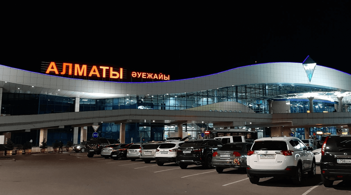 В Аэропорту Алматы молодые люди напали на полицейских