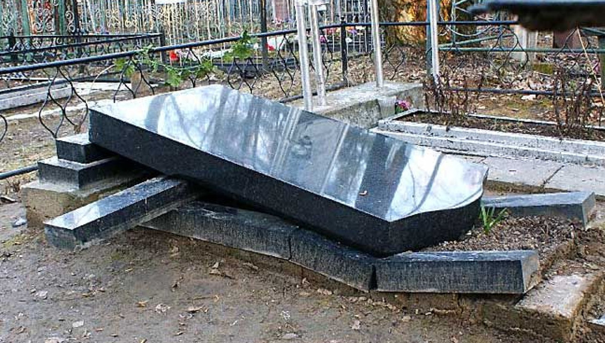 Вандалы на кладбище в Енбекшиказахском районе повалили памятники