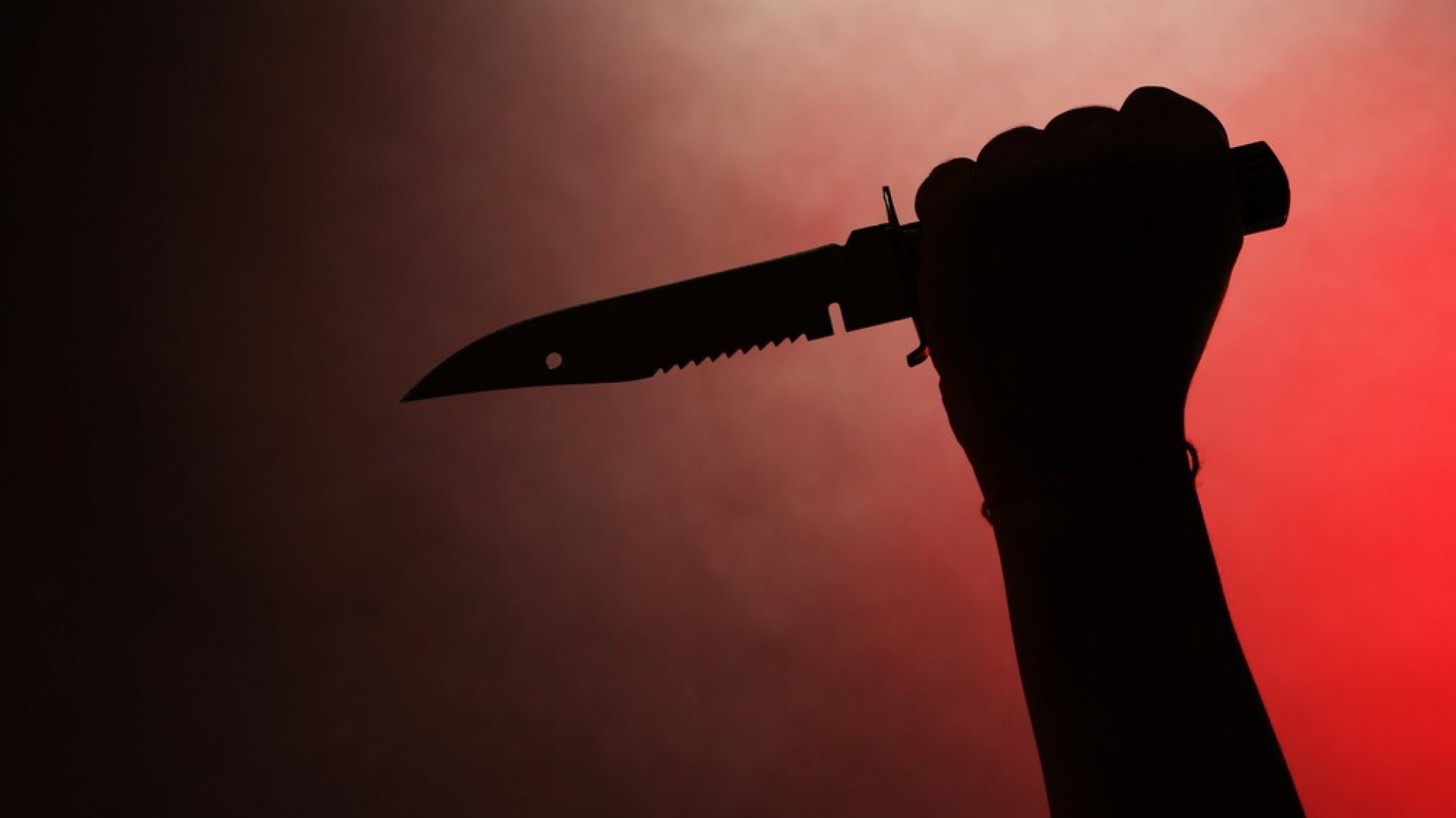 Женщина с ножом в руках распугала прохожих в Конаеве