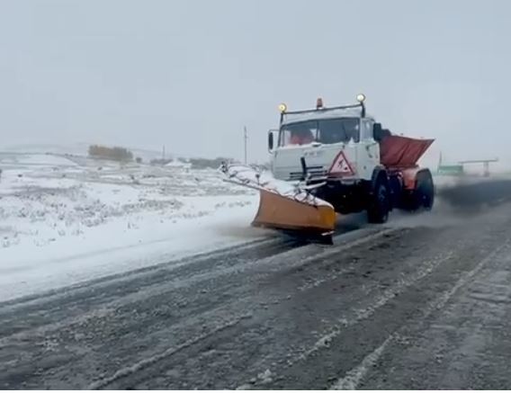 Первый снег выпал на трассе в Алматинской области