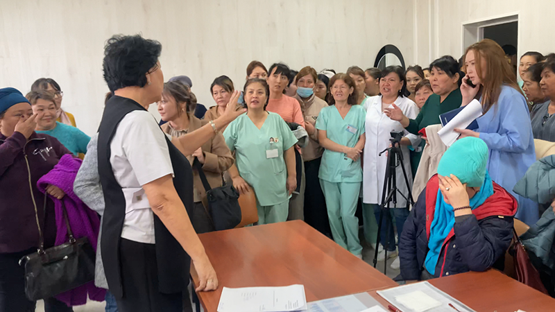 «У больницы есть долг, поэтому премии не будет!»: репортаж из ЦРБ Талгара, где нашим журналистам запрещали снимать