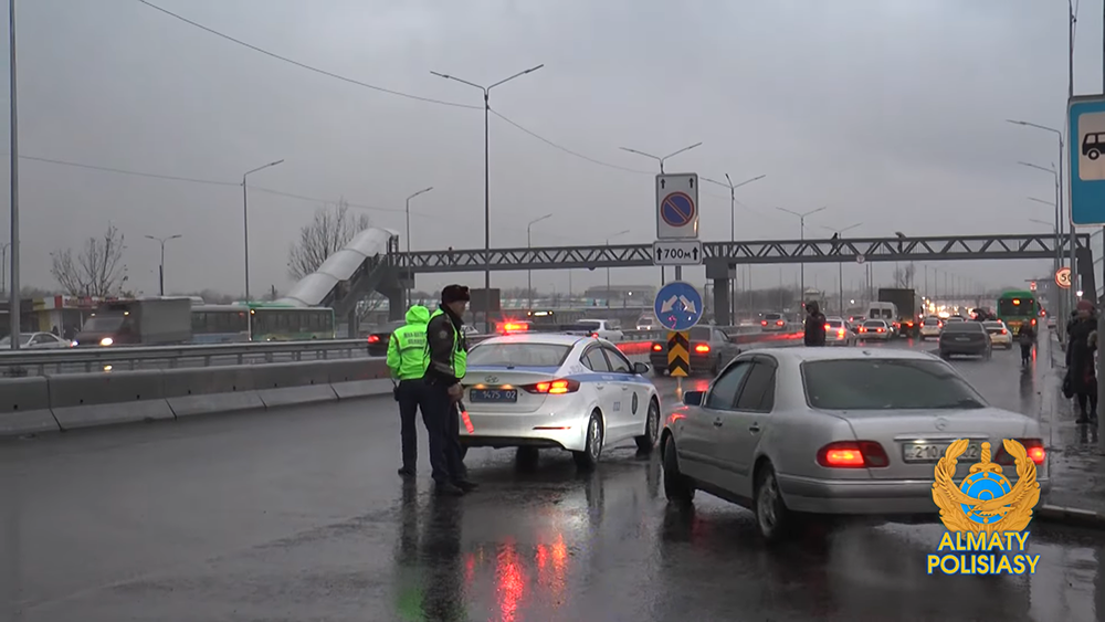 В районе рынка Алтын-орда полиции Алматы провела рейды на дороге