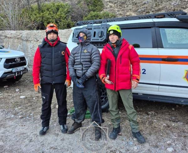 Ночная операция в горах: спасатели нашли пропавшего туриста в Карасайском районе