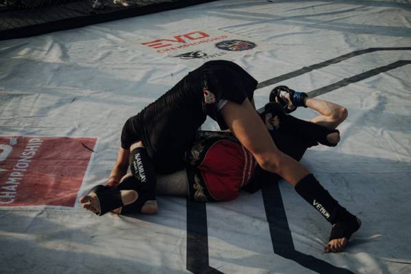 Тренера MMA из Конаева обвинили в домогательствах к несовершеннолетним спортсменкам