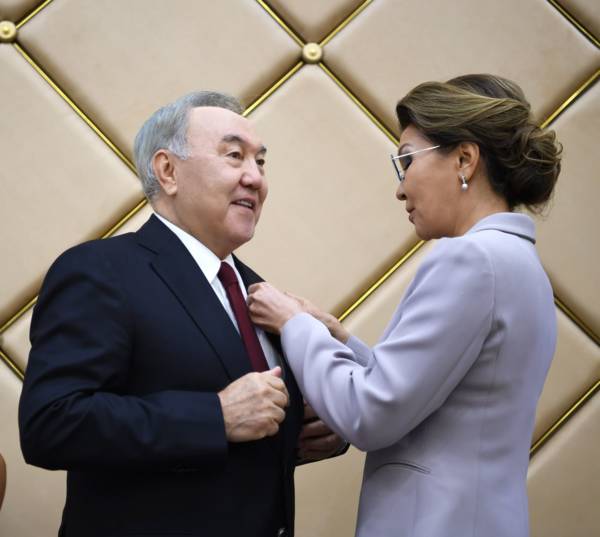 Нурсултан Назарбаев лишился статуса почетного сенатора