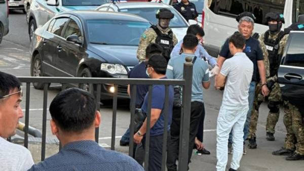 Машину исполнительного директора рынка «Алтын орда» обворовали на территории Карасайского Управления полиции