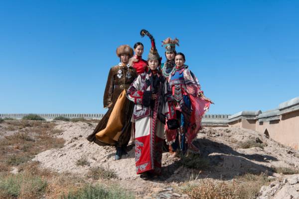 Дизайнеры традиционной и стилизованной этнической одежды из 9 стран представили коллекции в Туркестане