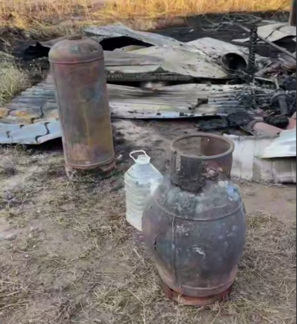 Два газовых баллона едва не взорвались при пожаре в Талгарском районе