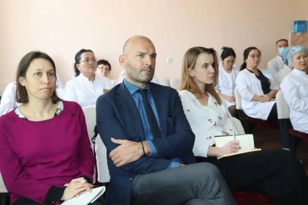 Врачи из Франции посетили клиники Алматинской области