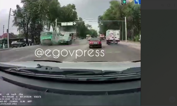 Гружёный КАМАЗ снёс автобус в Талгарском районе: момент жёсткого ДТП попал на видео