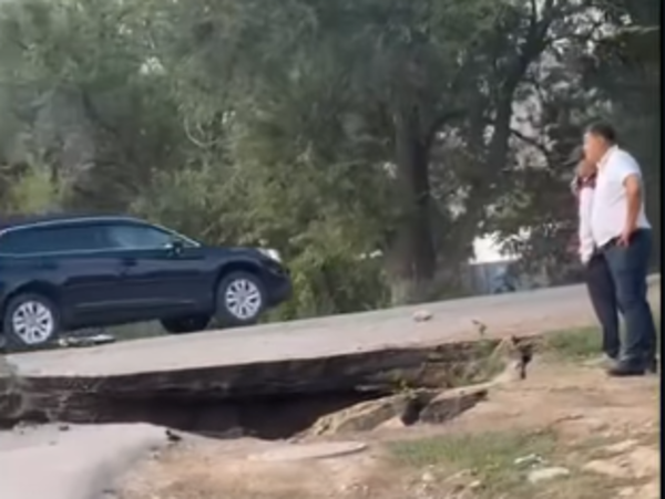 Асфальт провалился в Карасайском районе: в акимате назвали причину