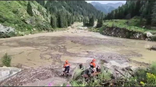 Ливни подтопили еще два района Алматинской области: спасатели откачивали воду и перекрывали мост