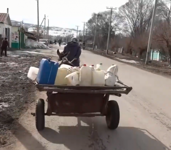 «Вода со вкусом навоза»: В Енбекшиказахском районе жители пожаловались на качество воды