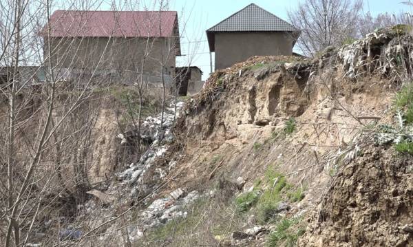 Обильные дожди угрожают жителям села Кемертоган в Алматинской области