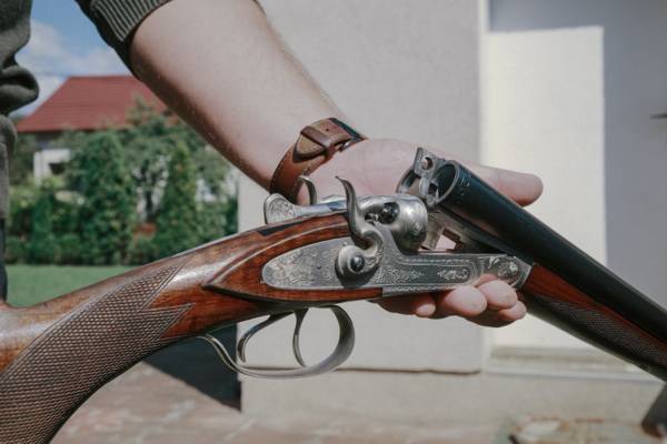 Сын вынес ружьё из дома и случайно выстрелил себе в ногу: жителя Алматинской области наказали через суд