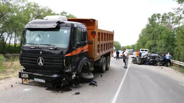 Лобовое столкновение легкового автомобиля и самосвала произошло в Алматинской области