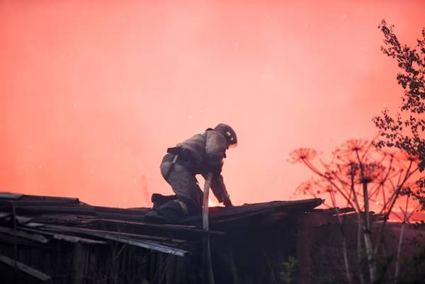 Пожарные ликвидировали два возгорания в Алматинской области: пострадали несколько человек