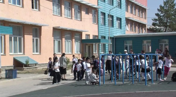Восемь школьников почувствовали себя плохо: в школе под Алматы разгорелся скандал из-за ремонта во время уроков