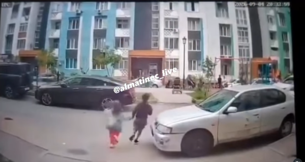 Во дворе ЖК в Алматинской области автомобиль сбил двоих детей