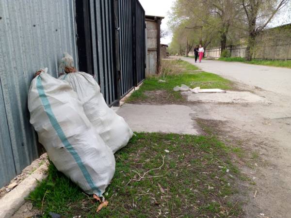 За мусор в Конаеве привлекают к общественным работам: выявлены сотни нарушений