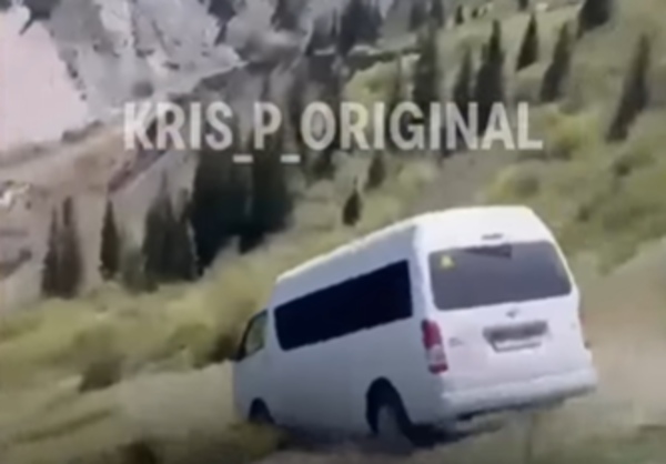 Жуткие кадры из Кольсая: туристический микроавтобус сорвался с горы