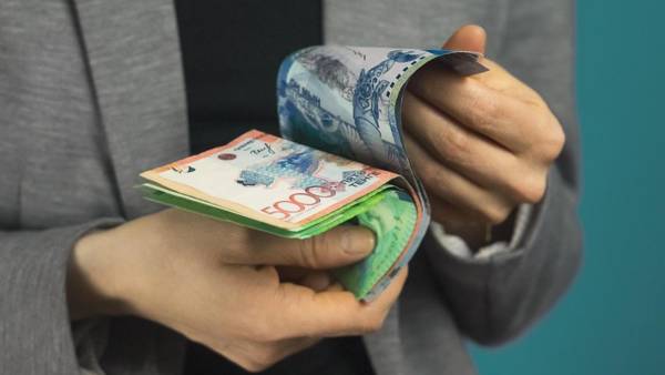 Средняя заработная плата в Алматинской области составила почти триста тысяч тенге