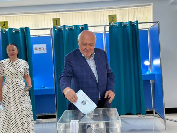 Племянник Динмухамеда Кунаева проголосовал на выборах в Курултай
