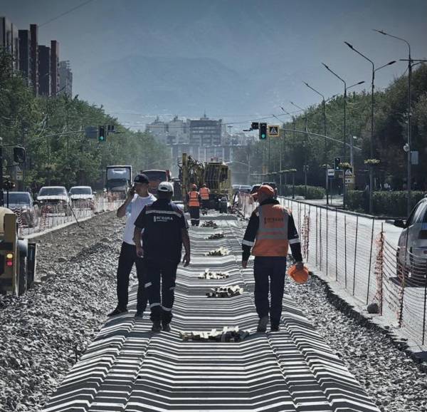 Стройка LRT вышла на новый этап: в Алматы начали укладывать первые рельсы