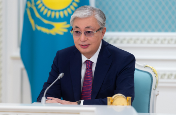 Токаев раскритиковал объятия и поцелуи при встрече и объяснил, как должны здороваться казахстанцы