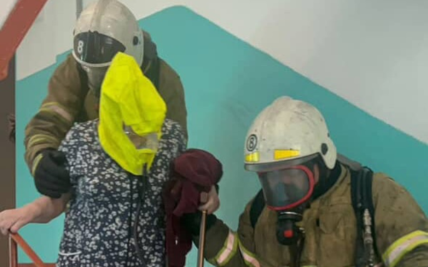 В селе Отеген Батыр горел многоквартирный дом: спасены 14 человек, предотвращён взрыв газа