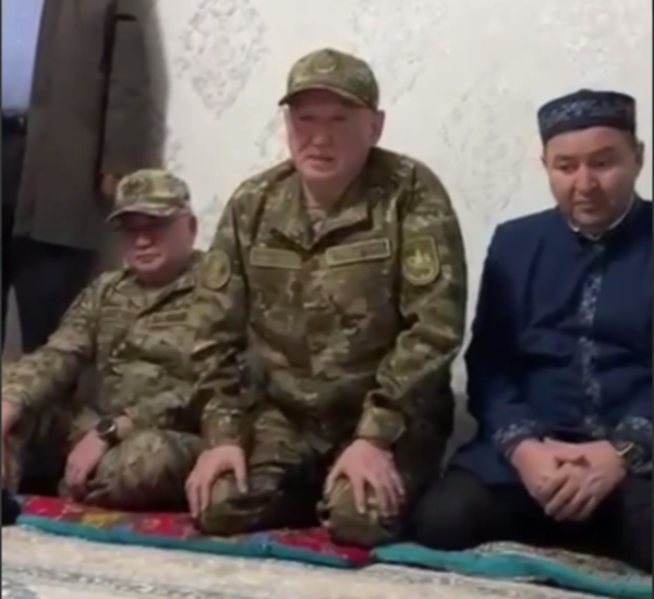 «Простите, мы не смогли уберечь ваших детей»: министр обороны встал на колени перед семьями погибших военных